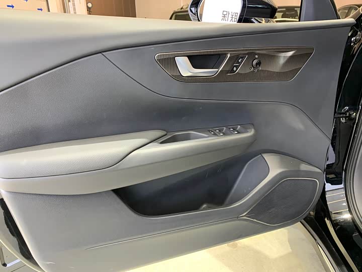 Фото 10 - Hongqi E-QM5