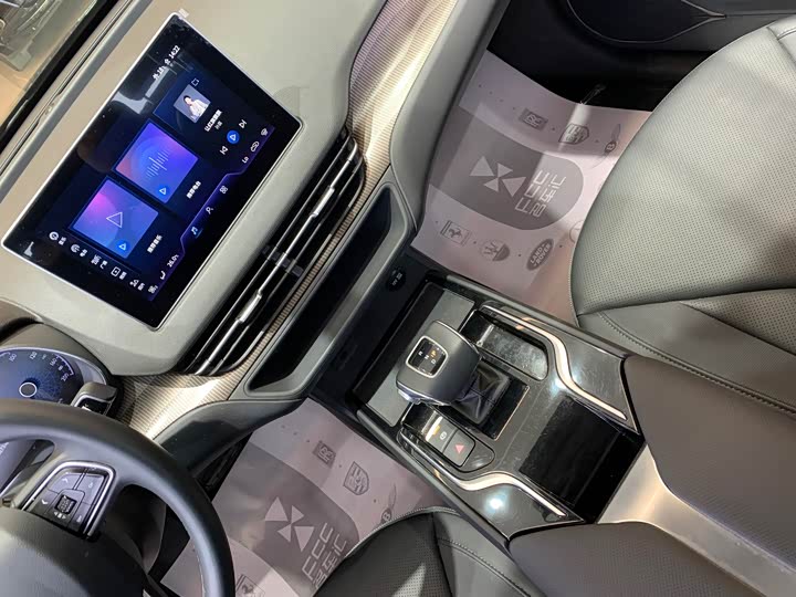 Фото 15 - Hongqi E-QM5