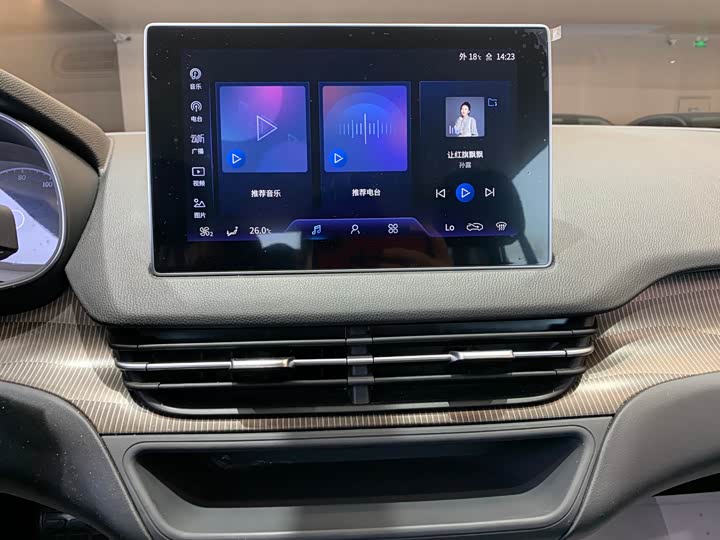 Фото 16 - Hongqi E-QM5