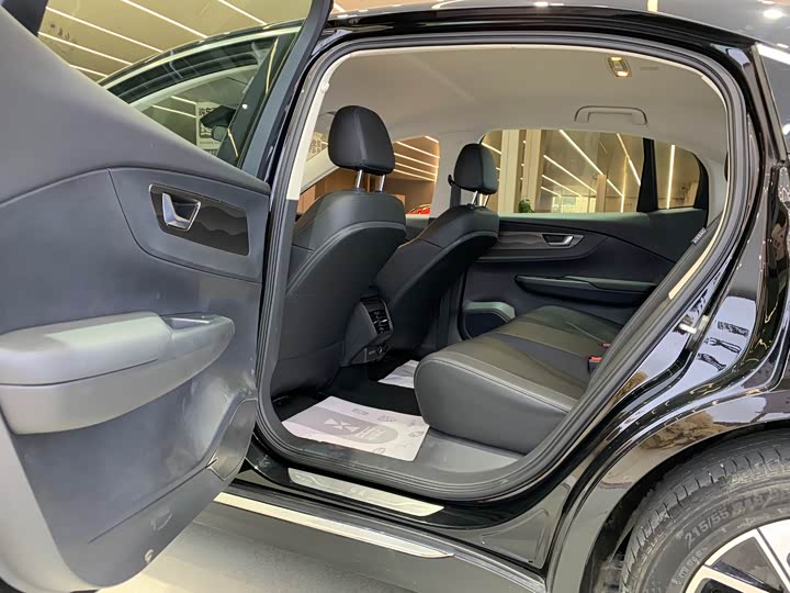 Фото 19 - Hongqi E-QM5