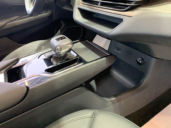 Фото 25 - Hongqi E-QM5