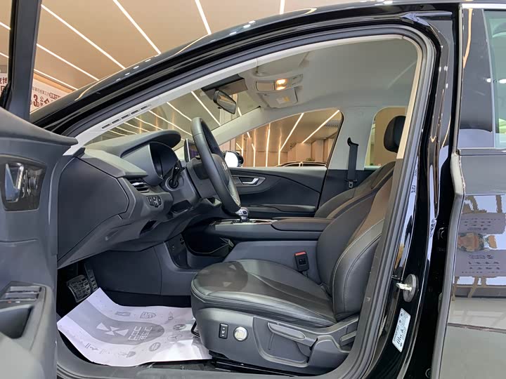 Фото 9 - Hongqi E-QM5