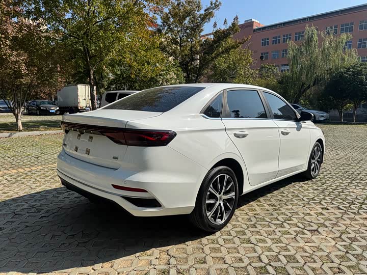 Фото 19 - Geely Emgrand