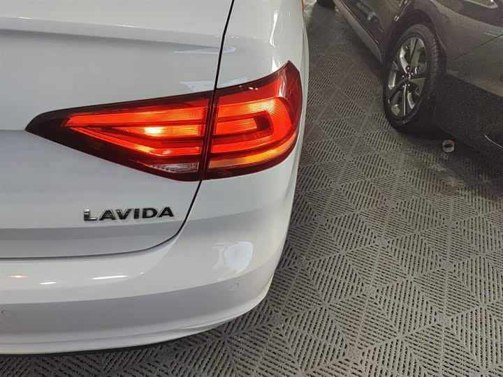 Фото 8 - Volkswagen Lavida