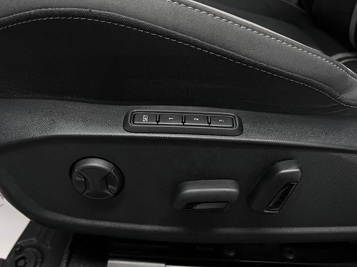 Фото 23 - Volkswagen Golf