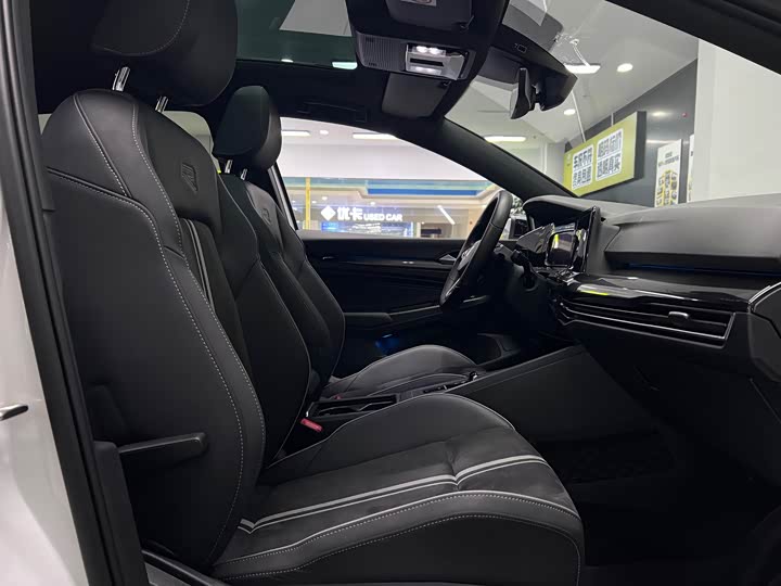 Фото 27 - Volkswagen Golf