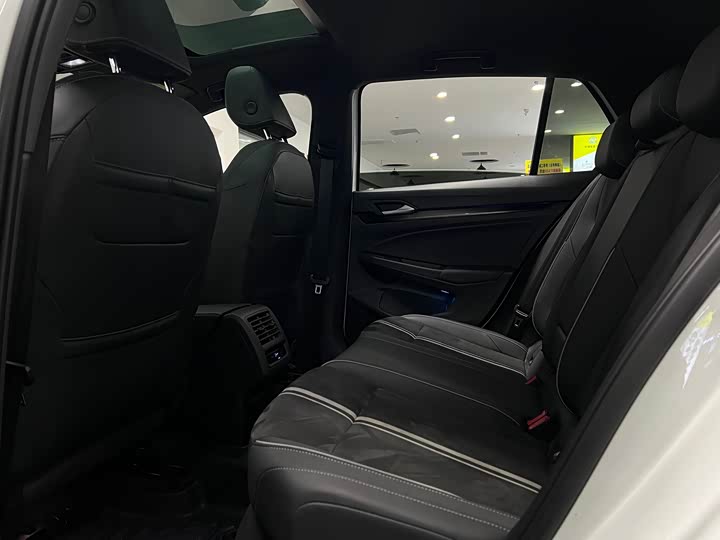 Фото 28 - Volkswagen Golf