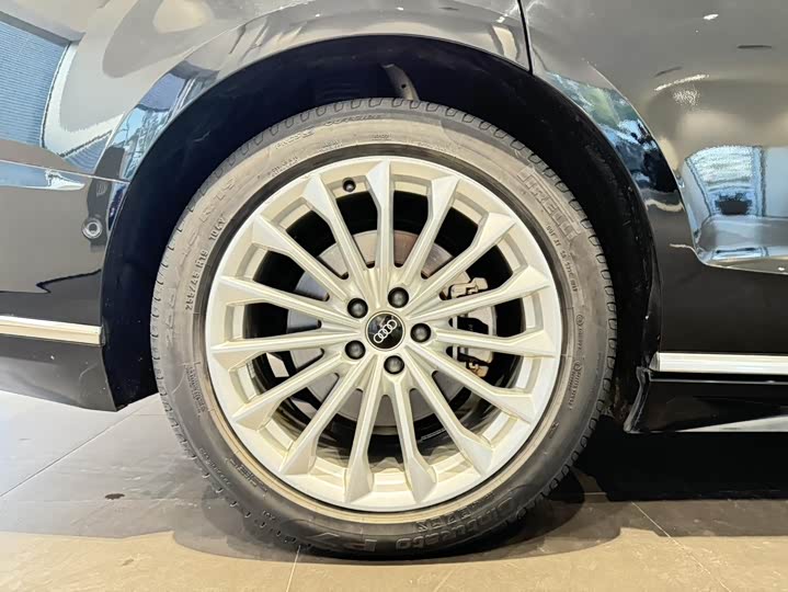 Фото 10 - Audi A8