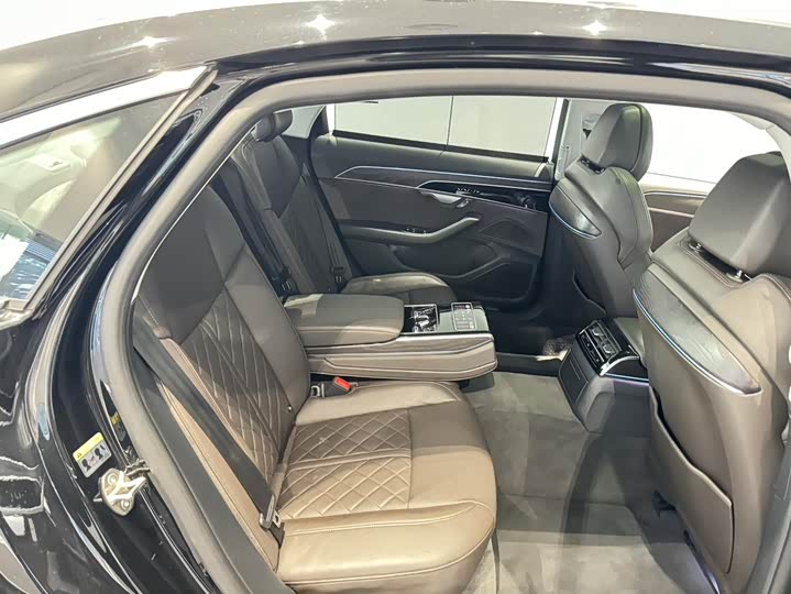 Фото 11 - Audi A8