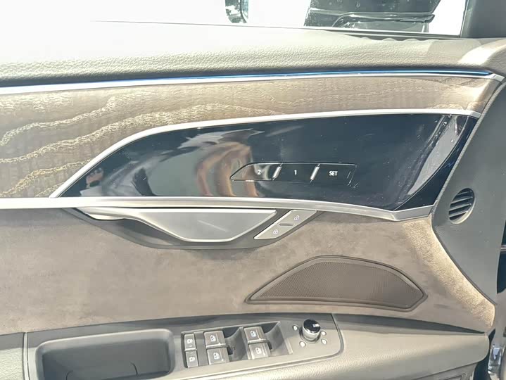 Фото 13 - Audi A8