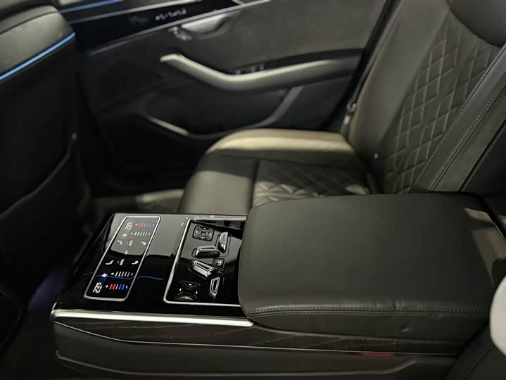 Фото 16 - Audi A8