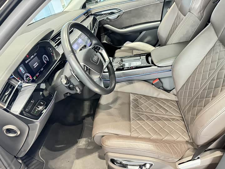 Фото 7 - Audi A8