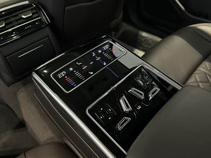 Фото 9 - Audi A8
