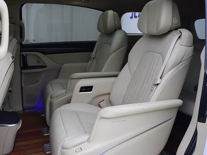 Фото 12 - Buick GL8 ES