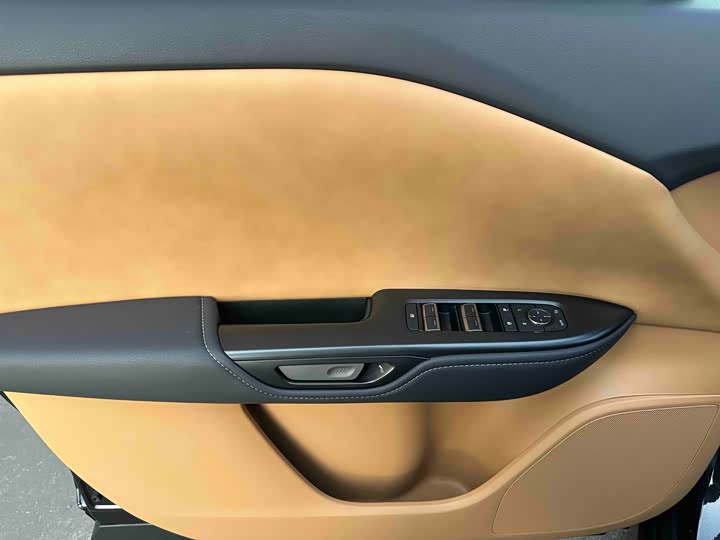 Фото 9 - Lexus RZ