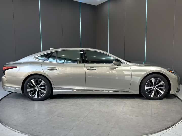 Фото 4 - Lexus LS