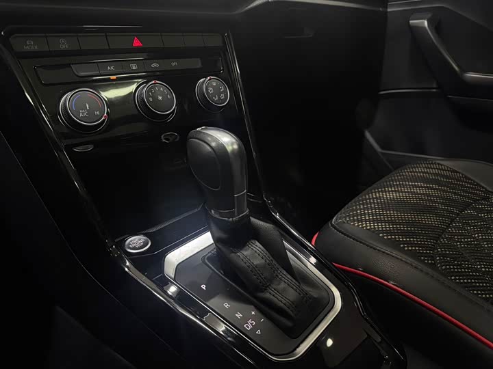 Фото 12 - Volkswagen T-Roc