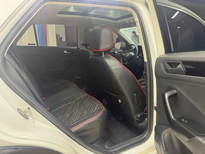 Фото 9 - Volkswagen T-Roc