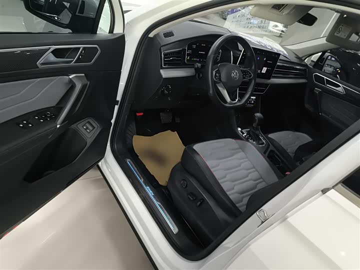 Фото 16 - Volkswagen Tiguan L Hybrid