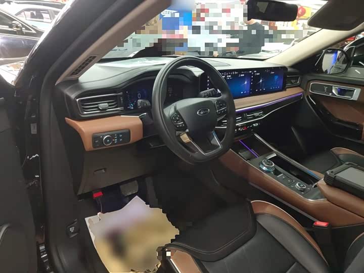 Фото 10 - Ford Explorer