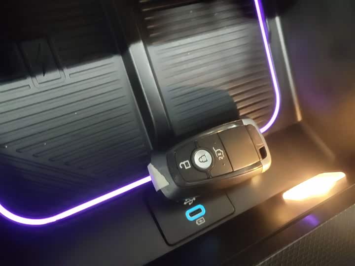 Фото 9 - Ford Explorer