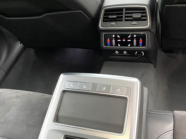 Фото 8 - Audi A7L