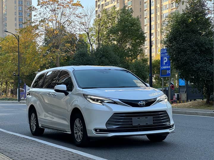 Фото 10 - Toyota Sienna