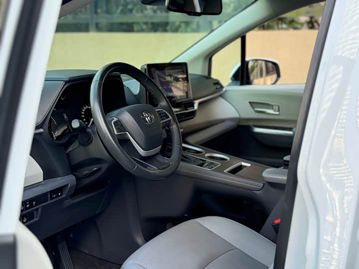 Фото 12 - Toyota Sienna