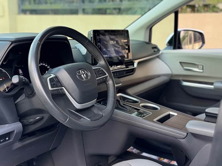 Фото 13 - Toyota Sienna