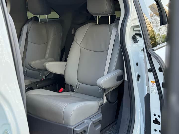 Фото 14 - Toyota Sienna