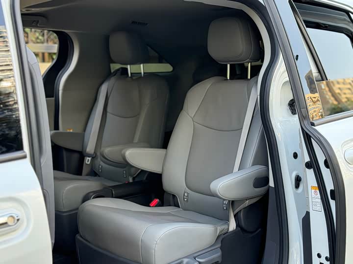 Фото 15 - Toyota Sienna