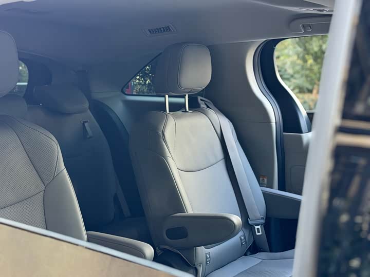 Фото 16 - Toyota Sienna