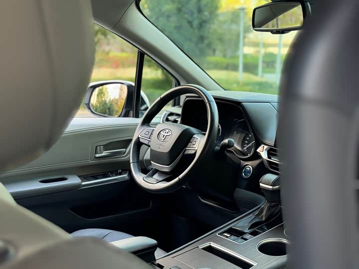 Фото 18 - Toyota Sienna