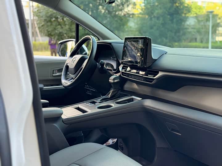 Фото 19 - Toyota Sienna