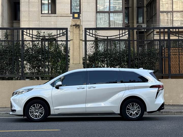 Фото 2 - Toyota Sienna