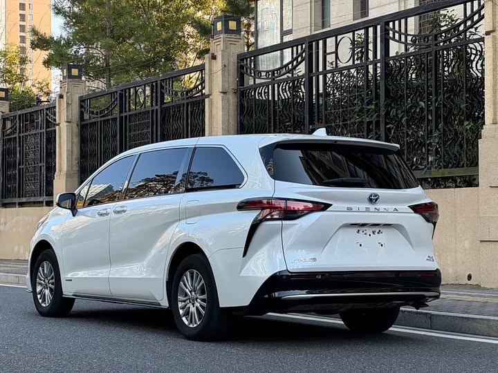 Фото 3 - Toyota Sienna