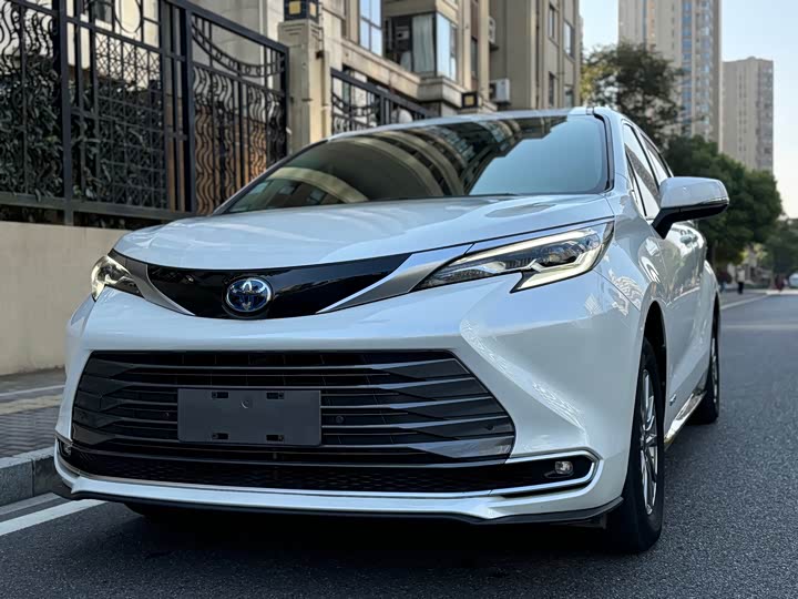 Фото 7 - Toyota Sienna