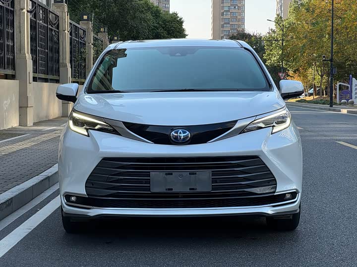 Фото 9 - Toyota Sienna