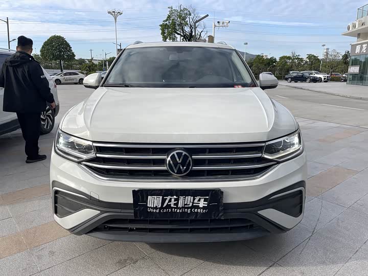 Фото 2 - Volkswagen Tiguan L Pro