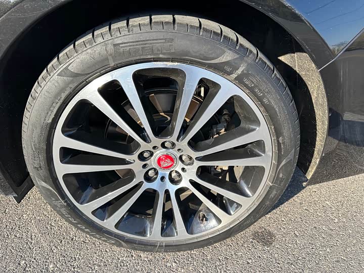 Фото 11 - Jaguar XF L