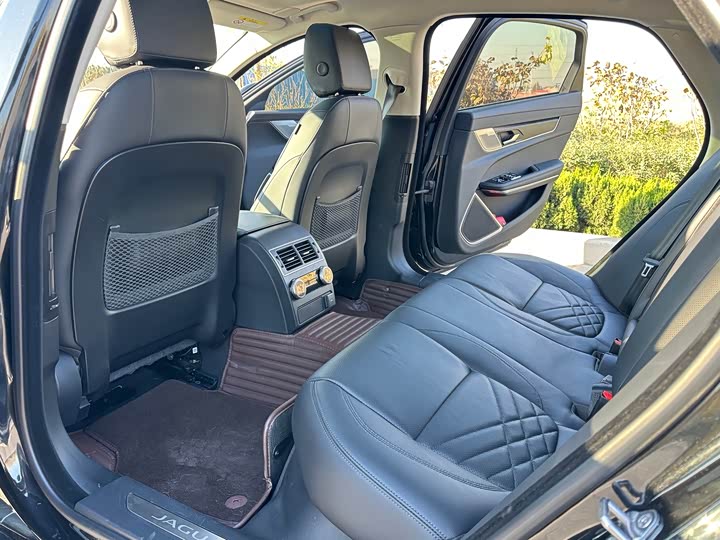 Фото 25 - Jaguar XF L