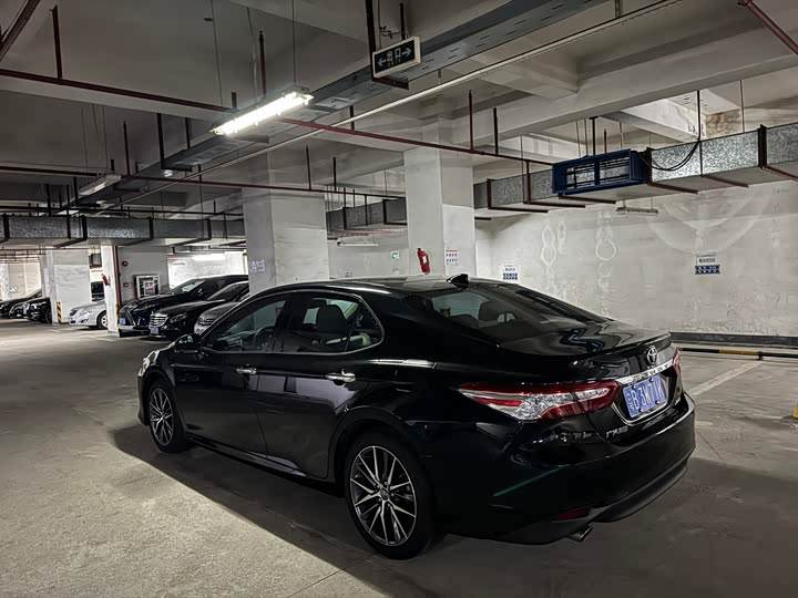 Фото 10 - Toyota Camry