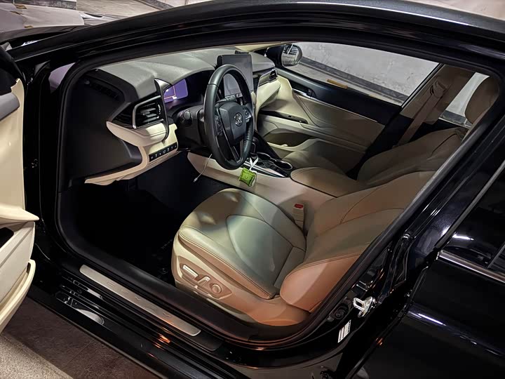 Фото 13 - Toyota Camry