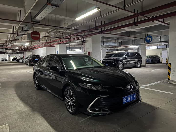 Фото 2 - Toyota Camry