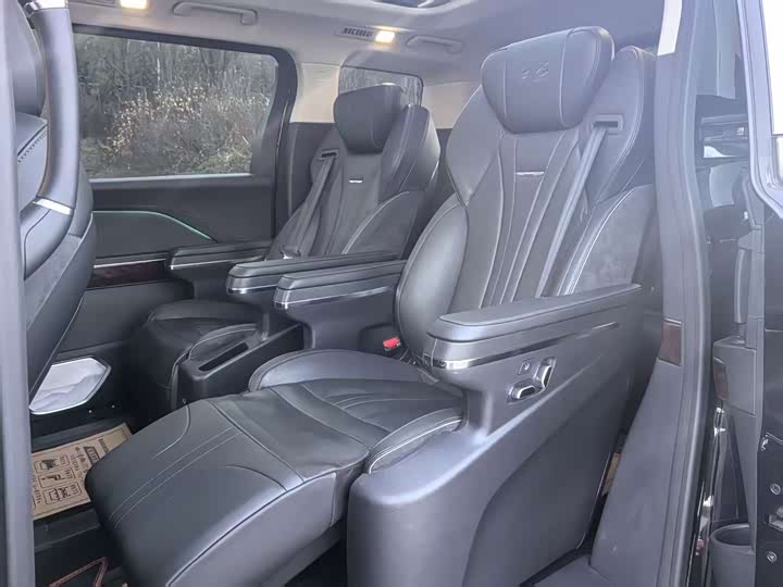 Фото 6 - Hongqi HQ9