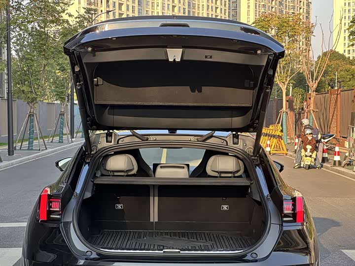 Фото 24 - Zeekr 001