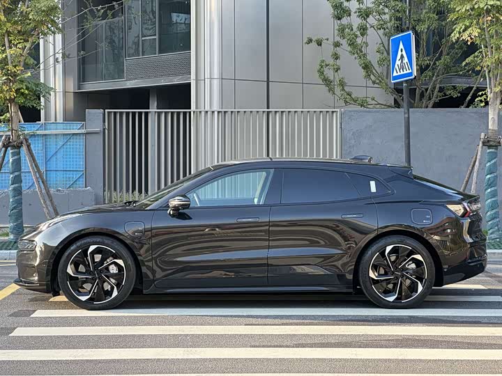 Фото 4 - Zeekr 001