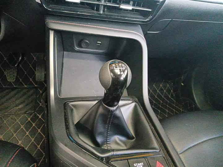 Фото 14 - Roewe i5