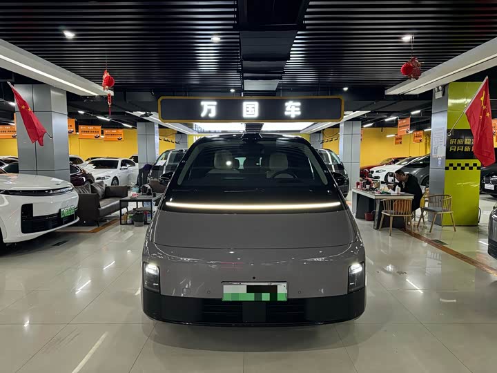 Фото 1 - LiXiang Mega