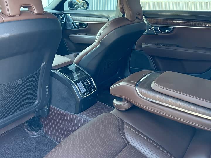 Фото 15 - Volvo S90